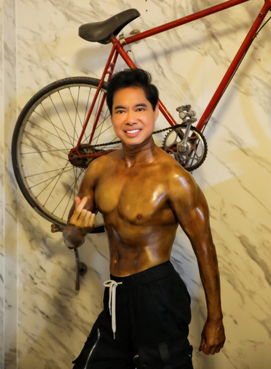 Ngọc Sơn chẳng ngại khoe "tấm thân nhỏ bé" nhờ rèn luyện mà nên.