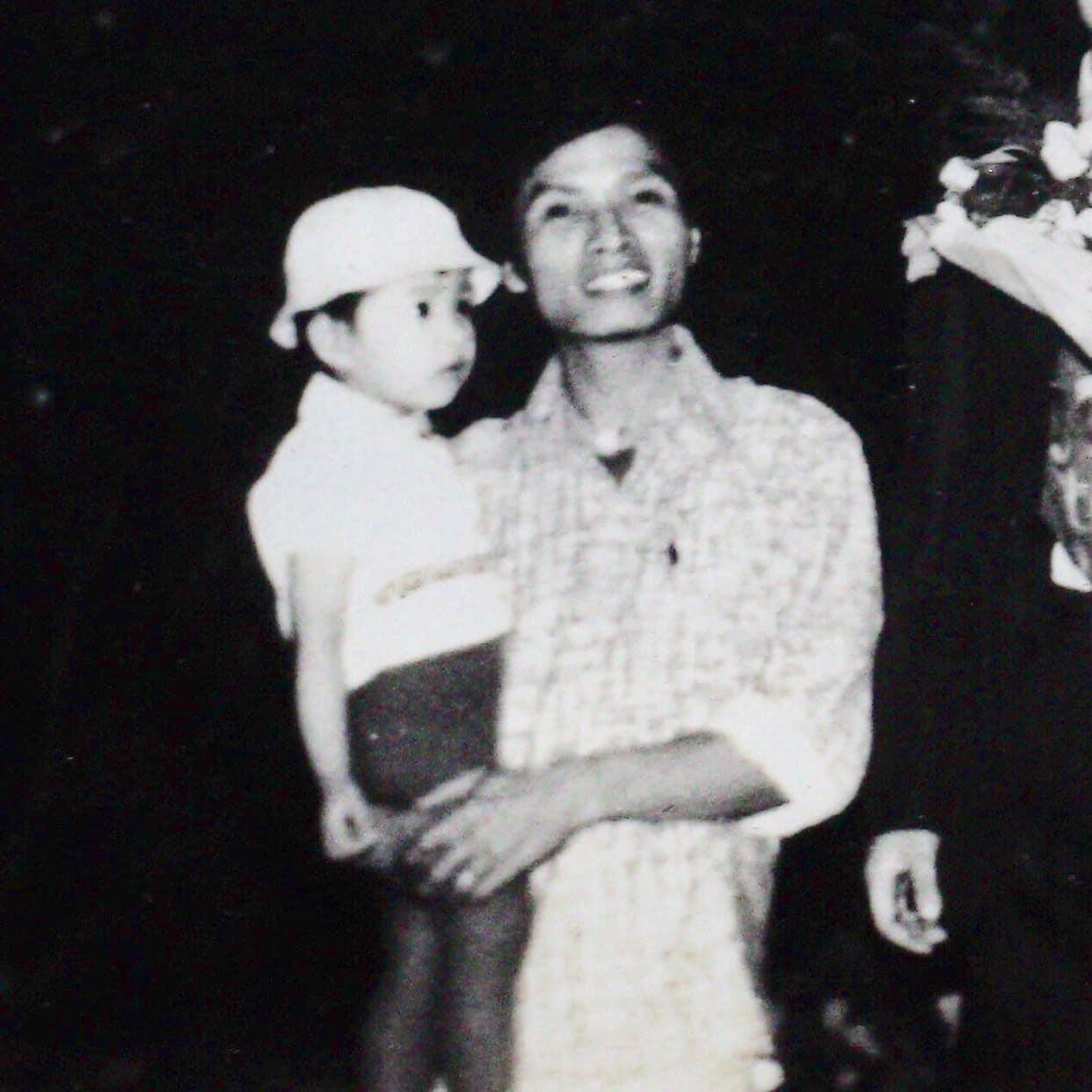 Nữ ca sỹ khi nhỏ trong vòng tay của cha (Ảnh: NVCC) Nữ ca sỹ khi nhỏ trong vòng tay của cha (Ảnh: NVCC)