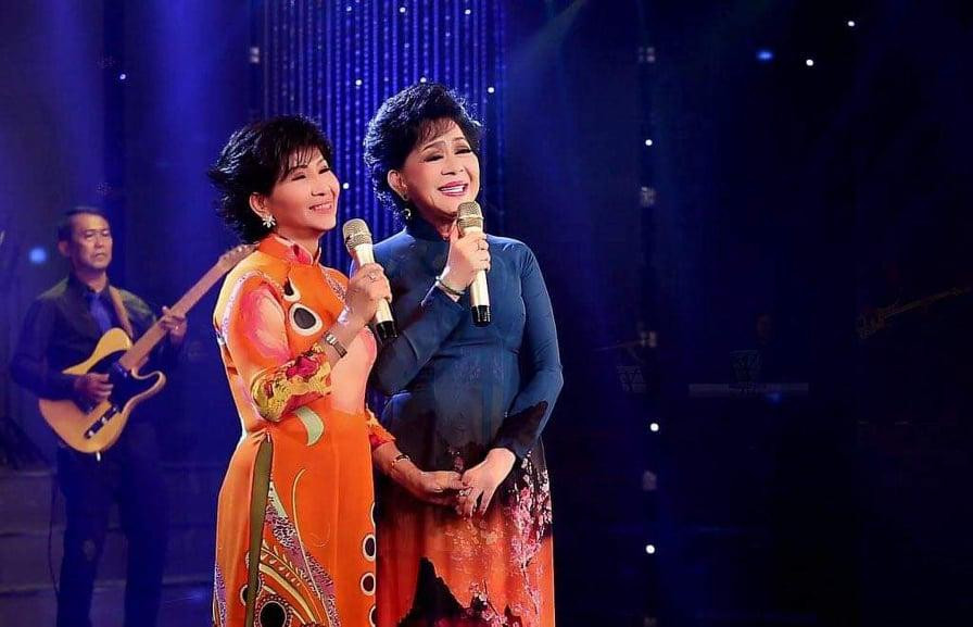 Ca sỹ Quế Nương (áo dài màu cam) song ca cùng "Nữ hoàng sầu muộn" (Ảnh: Ca sỹ Quế Nương cung cấp)