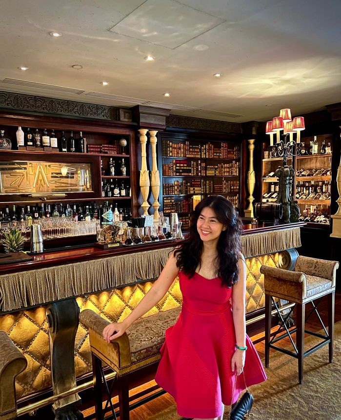 Bà chủ "Kim Quán", nữ diễn viên Kim Thư. Bà chủ "Kim Quán", nữ diễn viên Kim Thư.