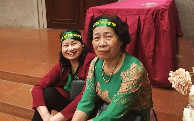 Fan Phi Nhung thuộc nhiều lứa tuổi, họ đến từ sớm, ủng hộ "idol" hết mình (Ảnh: Đ.N) Fan Phi Nhung thuộc nhiều lứa tuổi, họ đến từ sớm, ủng hộ "idol" hết mình (Ảnh: Đ.N)