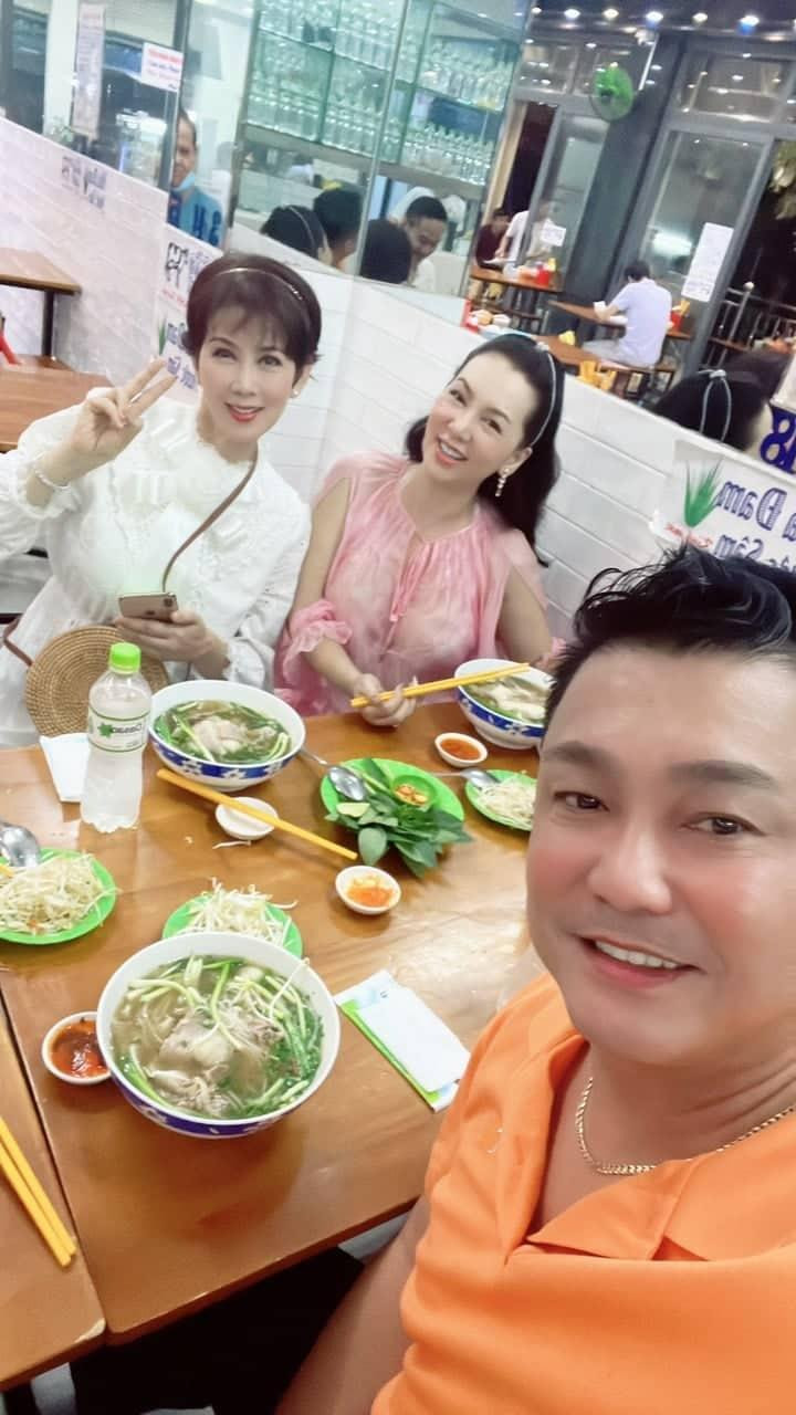 Sau "chầu cà phê", Lý Hùng mời các người tình màn ảnh đi ăn phở. Diễm Hương (váy trắng) đã lâu mới thưởng thức ẩm thực Việt trên quê nhà nên tấm tắc khen ngon (Ảnh: Lý Hùng cung cấp)