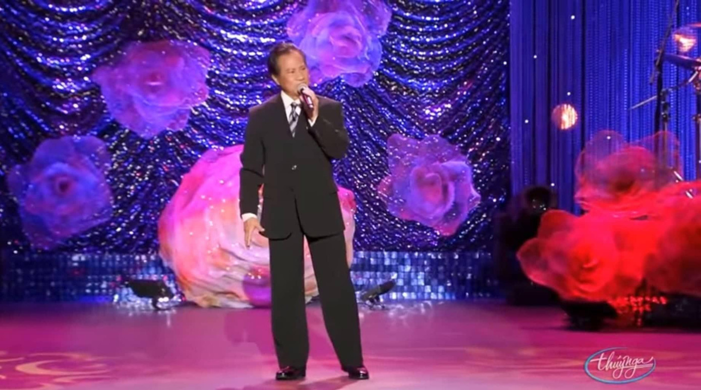 Chế Linh hát "Bông hồng cài áo" trong video gây tranh luận (Ảnh: Chụp màn hình)