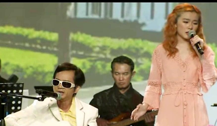 Melody Đông Nghi biểu diễn cùng Ca-Nhạc sỹ Nguyễn Đức Đạt (Chụp từ video "Ngọc trong tim") Melody Đông Nghi biểu diễn cùng Ca-Nhạc sỹ Nguyễn Đức Đạt (Chụp từ video "Ngọc trong tim")