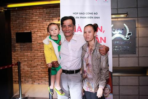 Thương Tín bên vợ trẻ, kém 32 tuổi và con thơ (Ảnh: Internet)