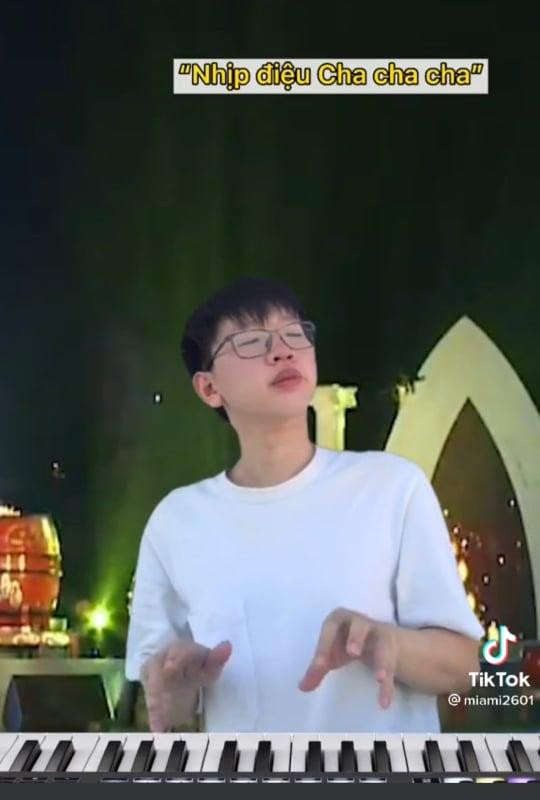 Một bạn trẻ khác thủ vai nhạc công, đàn theo yêu cầu của Như Quỳnh (Ảnh: Chụp lại từ màn hình)