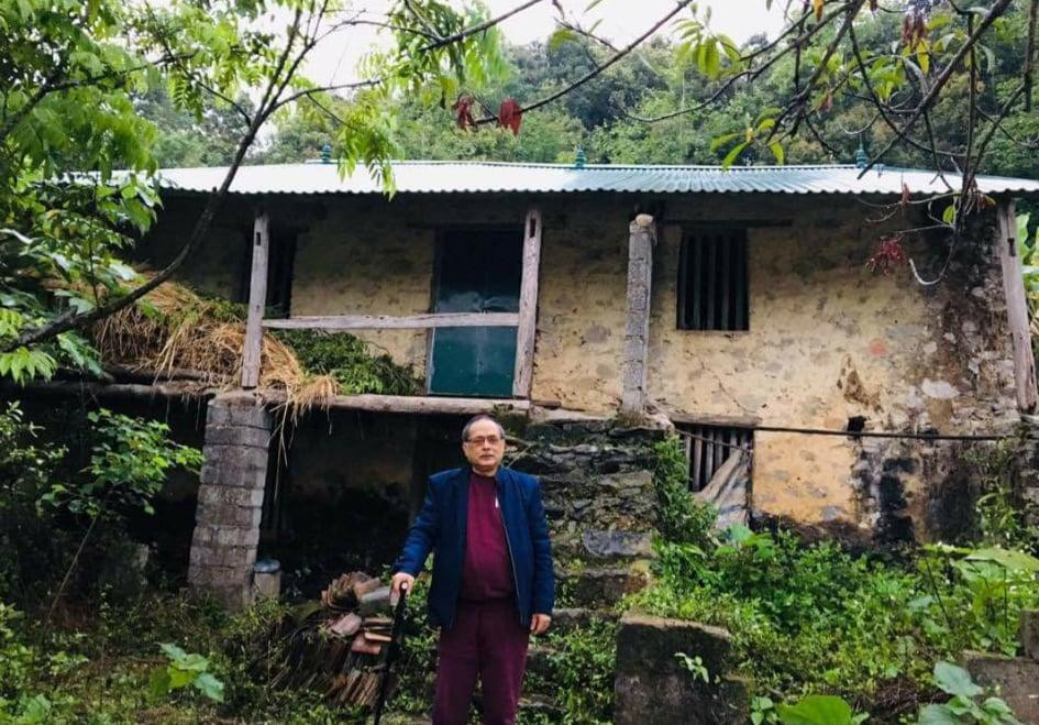 Tác giả "Nói với con" trong một lần về thăm quê hương (Ảnh: FBNV)