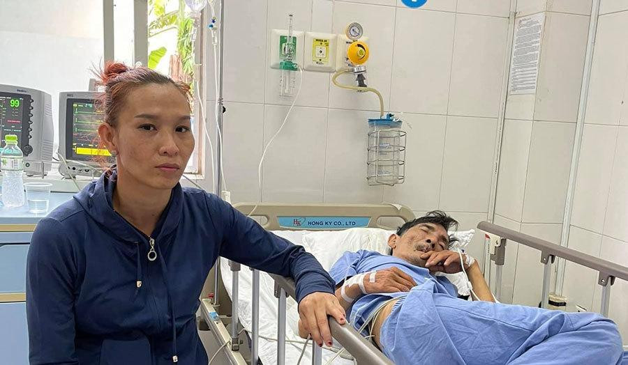 Vợ Thương Tín bên giường bệnh, những ngày Thương Tín nhập viện vì đột quỵ (Ảnh: Internet)