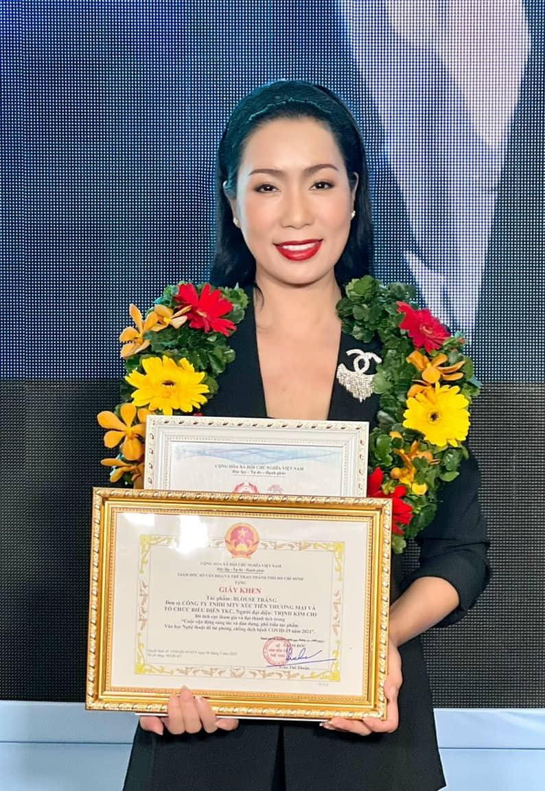 Trịnh Kim Chi bận rộn với vai trò quản lý sân khấu và diễn viên (Ảnh: NVCC) Trịnh Kim Chi bận rộn với vai trò quản lý sân khấu và diễn viên (Ảnh: NVCC)