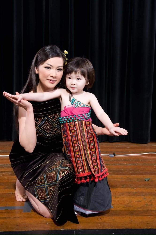 Melody khi nhỏ bên người mẹ nổi tiếng Melody khi nhỏ bên người mẹ nổi tiếng