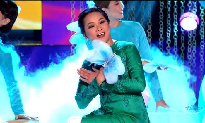 Như Quỳnh trình diễn "Hạ thương" của Hàn Châu trên sân khấu hải ngoại (Ảnh: Internet)