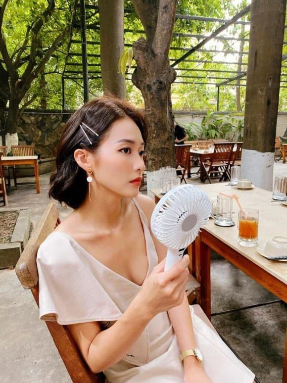 Khả Ngân ở hậu trường phim "11 tháng 5 ngày" (Ảnh: Internet) Khả Ngân ở hậu trường phim "11 tháng 5 ngày" (Ảnh: Internet)