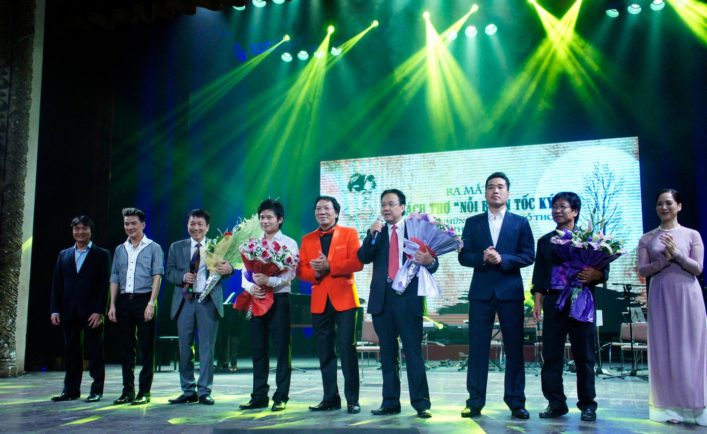 Nhạc sỹ Phú Quang cùng nhiều văn nghệ sỹ nổi tiếng trong buổi ra mắt sách mới của nhà thơ Hồng Thanh Quang (Ảnh: Nhà thơ Hồng Thanh Quang cung cấp) Nhạc sỹ Phú Quang cùng nhiều văn nghệ sỹ nổi tiếng trong buổi ra mắt sách mới của nhà thơ Hồng Thanh Quang (Ảnh: Nhà thơ Hồng Thanh Quang cung cấp)