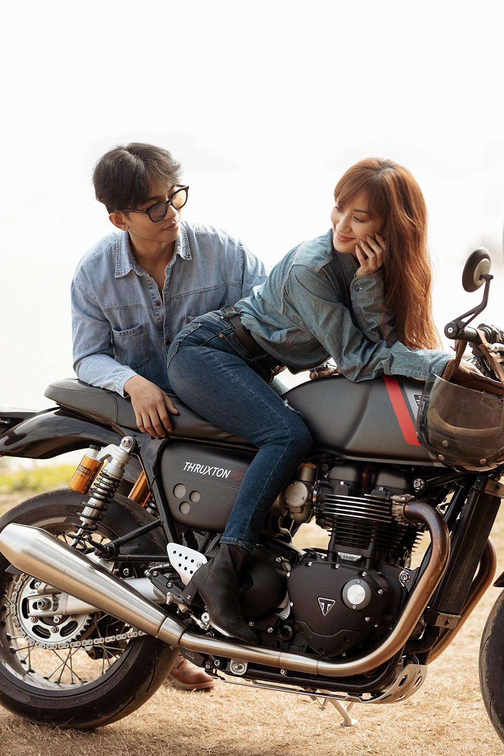 Khánh Thi và chồng bên món quà "siêu khủng"