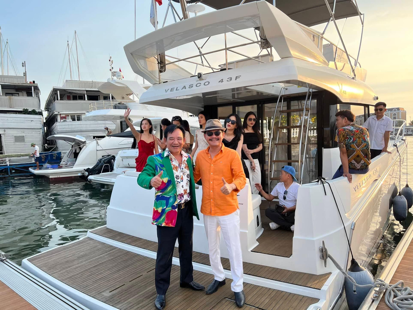 Hai "đại gia" Trung Hiếu (áo cam) và Quang Tèo (áo hoa) ở hậu trường Đại gia chân đất 13. Ảnh: NVCC. Hai "đại gia" Trung Hiếu (áo cam) và Quang Tèo (áo hoa) ở hậu trường Đại gia chân đất 13. Ảnh: NVCC.