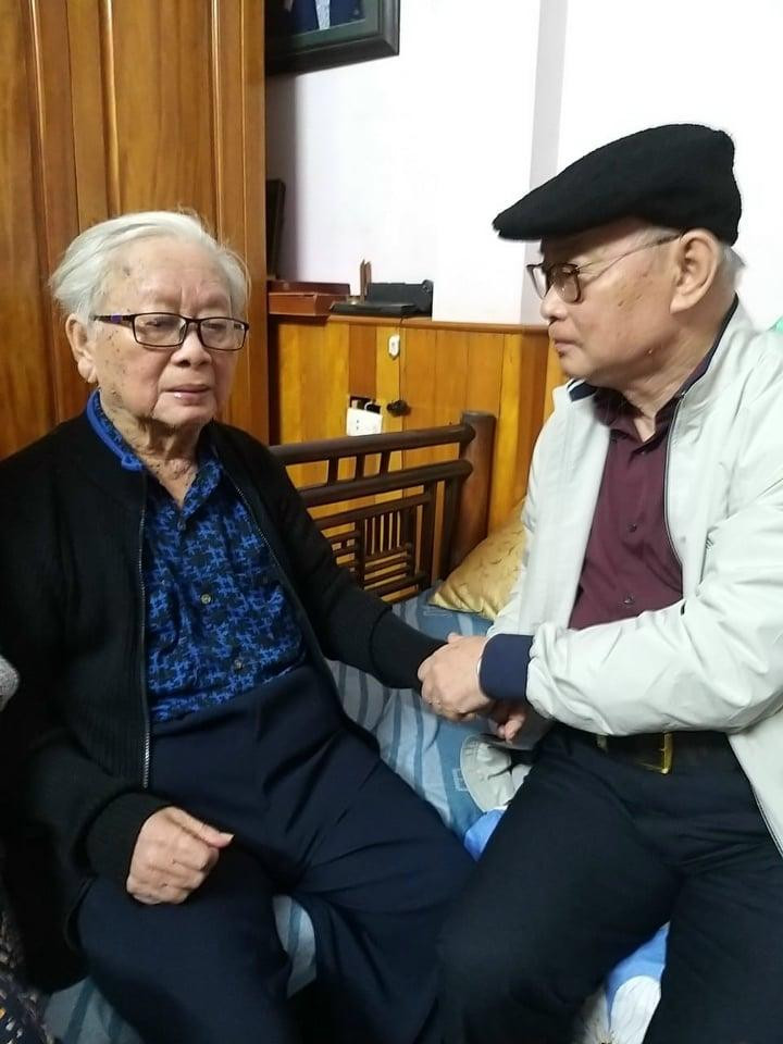 Nhà văn Ngô Thảo (đội mũ) thăm nhạc sỹ Hồng Đăng tại nhà riêng (Ảnh: Đào Nguyên)