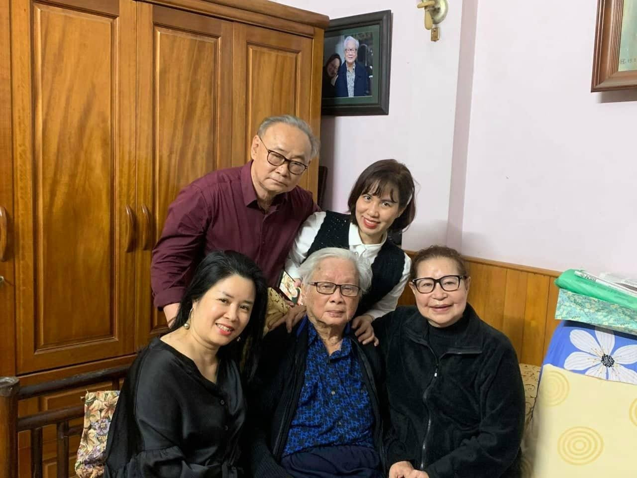 Nhà văn Ngô Thảo còn đưa những nhà báo làm mảng văn nghệ tới thăm nhạc sỹ Hồng Đăng (Ảnh: Phu nhân nhạc sỹ Hồng Đăng)