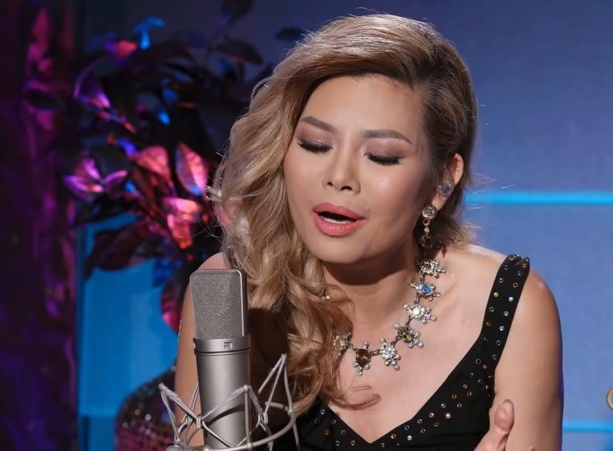 Không chỉ thành công với nhạc Phú Quang, Ngọc Anh còn thành công với một số ca khúc của Vũ Thành An. Trong chương trình chị hát "Bài không tên số 4", "Hoài niệm"... (Ảnh: Chụp từ màn hình)