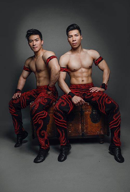 NSƯT Quốc Cơ (trái), NSƯT Quốc Nghiệp (phải) NSƯT Quốc Cơ (trái), NSƯT Quốc Nghiệp (phải)