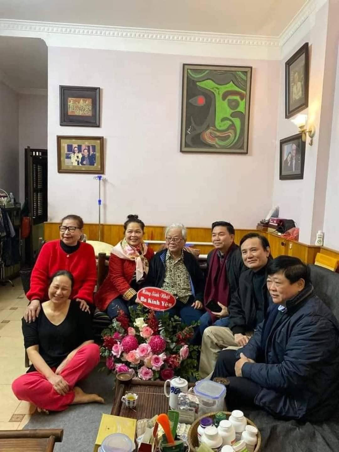 "Thị Hến" (áo đỏ, đeo kính) góp mặt trong sinh nhật nhạc sỹ Hồng Đăng (Ảnh: FBNV)