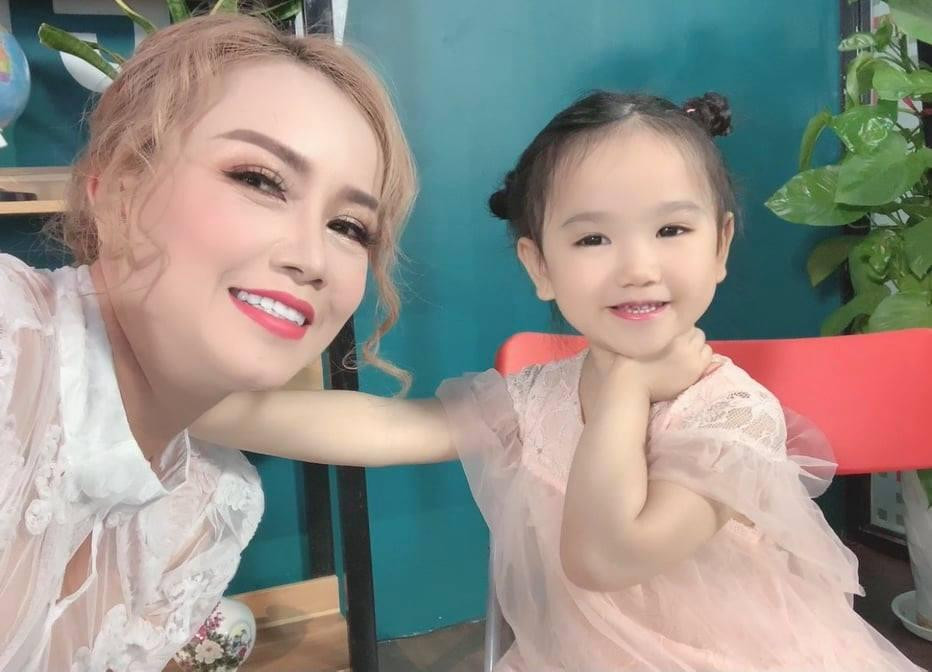 Hoàng Yến và con gái út, bé Mầm, trong một lần quay quảng cáo (Ảnh: NVCC) Hoàng Yến và con gái út, bé Mầm, trong một lần quay quảng cáo (Ảnh: NVCC)