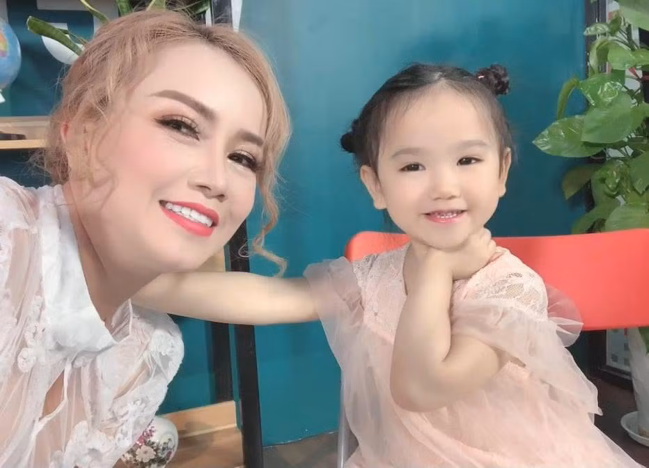 Hoàng Yến và con gái út, bé Mầm, trong một lần quay quảng cáo (Ảnh: NVCC)