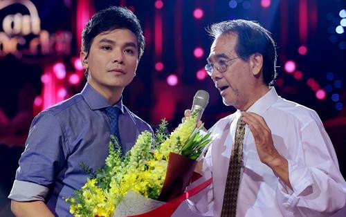 Ông Lê Đức Cường (áo trắng) và người tình sân khấu của Phi Nhung (Ảnh: Internet) Ông Lê Đức Cường (áo trắng) và người tình sân khấu của Phi Nhung (Ảnh: Internet)