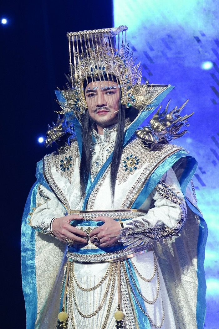 Đàm Vĩnh Hưng cũng từng sắm vai Ngọc Hoàng trong chương trình Táo Quân của Đài truyền hình Vĩnh Long.