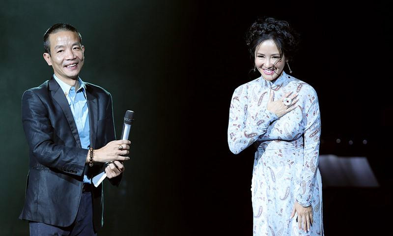 Nhạc sỹ Nguyễn Vĩnh Tiến và ca sĩ Hồng Nhung trong đêm nhạc của anh (Ảnh: Internet) Nhạc sỹ Nguyễn Vĩnh Tiến và ca sĩ Hồng Nhung trong đêm nhạc của anh (Ảnh: Internet)