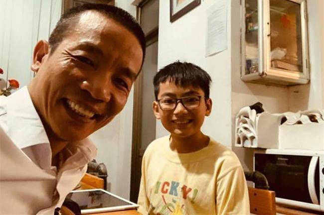 Nguyễn Vĩnh Tiến "tự sướng" cùng con trai Nguyễn Vĩnh Tiến "tự sướng" cùng con trai