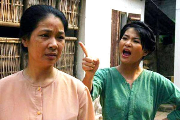 NSƯT Kim Oanh (áo xanh) vai cô Ló trong phim "Ma làng" (Ảnh: Internet)