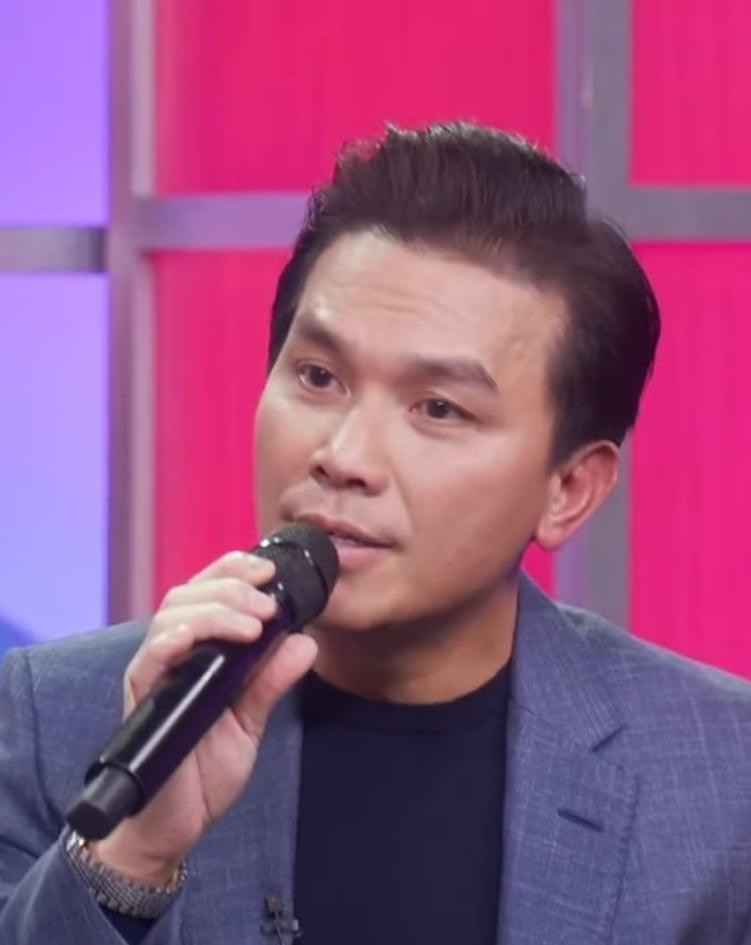 Mạnh Quỳnh trong buổi livestream (Ảnh: Chụp màn hình)