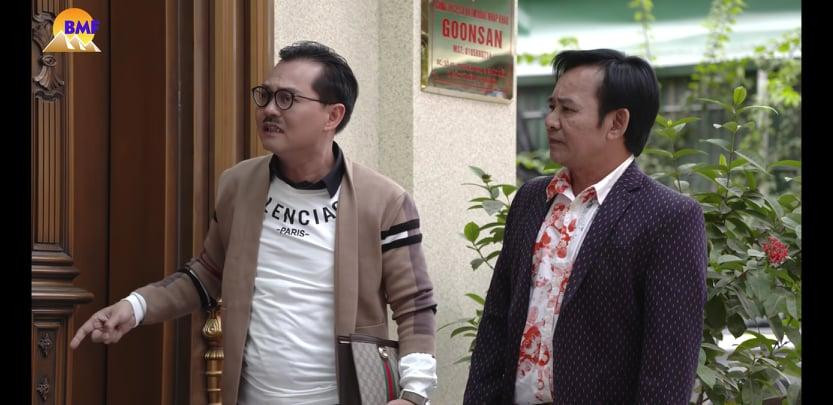 NSND Trung Hiếu và NSƯT Tiến Quang (vest đen) trong "Đại gia chân đất 12" (Ảnh chụp màn hình) NSND Trung Hiếu và NSƯT Tiến Quang (vest đen) trong "Đại gia chân đất 12" (Ảnh chụp màn hình)