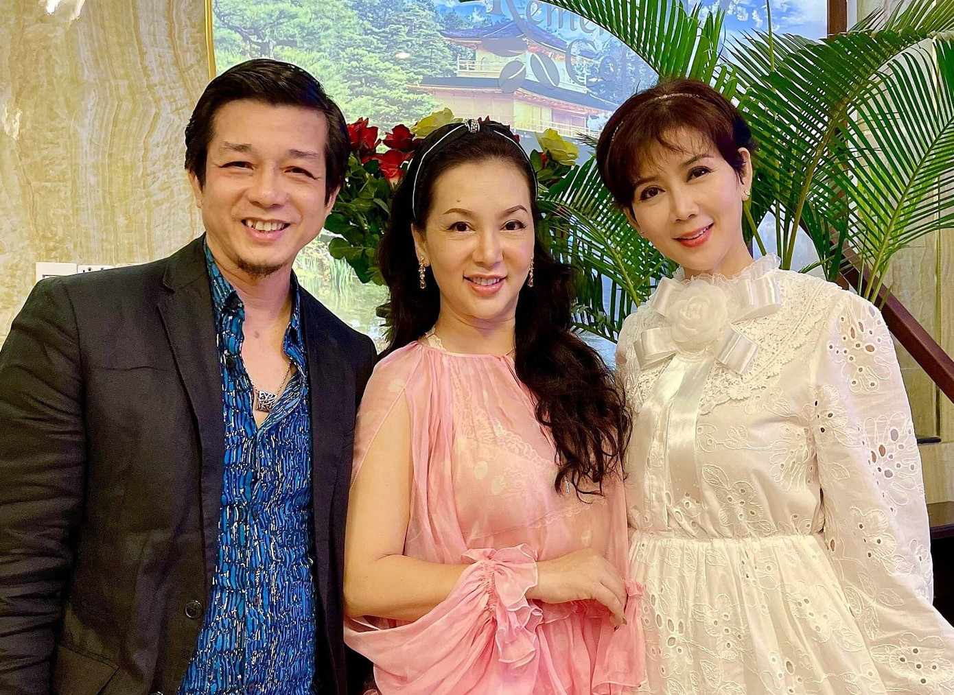 Nàng Cúc Hoa vừa trở về Việt Nam, gặp gỡ những đồng nghiệp thân thiết, diễn viên Mộng Vân (váy hồng), nhiếp ảnh gia Đoàn MInh Tuấn (Ảnh: Đoàn Minh Tuấn cung cấp) Nàng Cúc Hoa vừa trở về Việt Nam, gặp gỡ những đồng nghiệp thân thiết, diễn viên Mộng Vân (váy hồng), nhiếp ảnh gia Đoàn MInh Tuấn (Ảnh: Đoàn Minh Tuấn cung cấp)