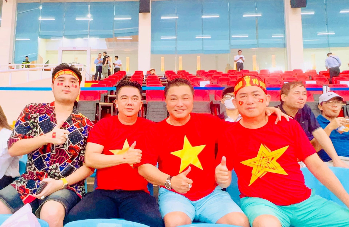 Lý Hùng và bạn bè ra sân từ 4 giờ chiều (Ảnh: FBNV)