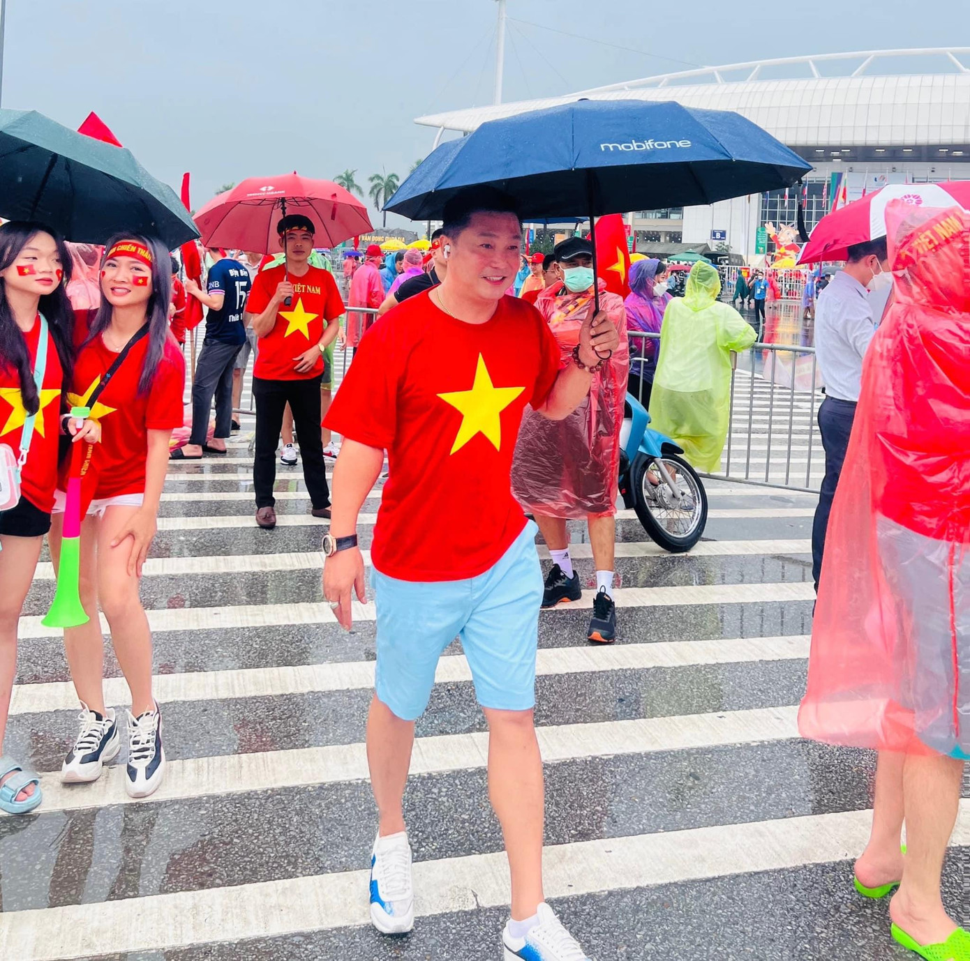 Chàng Phạm Công mang dù ra sân cổ vũ đội tuyển Việt (Ảnh: FBNV)