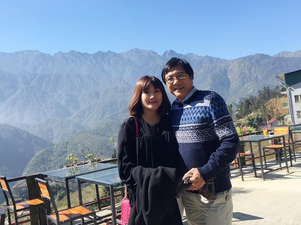 NSND Trọng Trinh bên "bà xã" kém tuổi