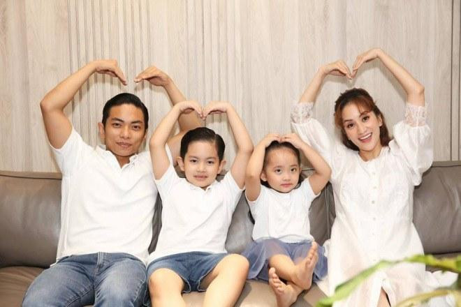 Khánh Thi- Phan Hiển bên hai con Khánh Thi- Phan Hiển bên hai con