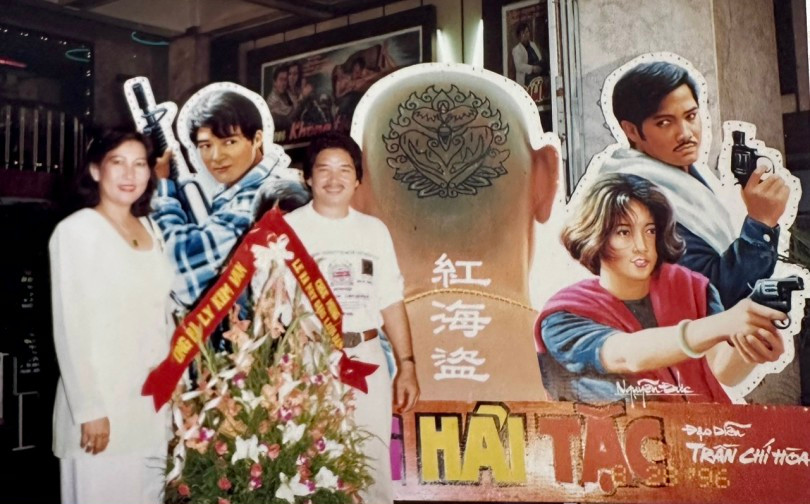 Quan Kế Huy (áo kẻ, bên trái), Lý Hùng (có ria, bên phải) trong quảng cáo phim Hồng hải tặc. Ảnh: NVCC.