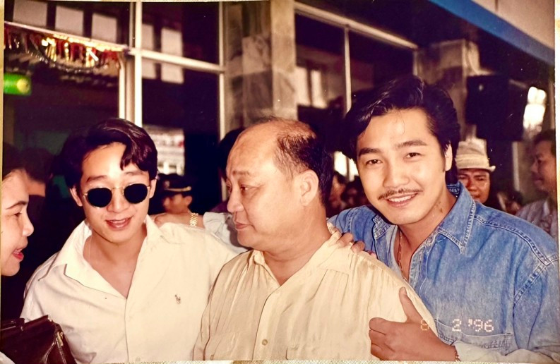 Quan Kế Huy (áo trắng, đeo kính), Lý Hùng (áo xanh) thời làm phim Hồng hải tặc. Ảnh: NVCC.