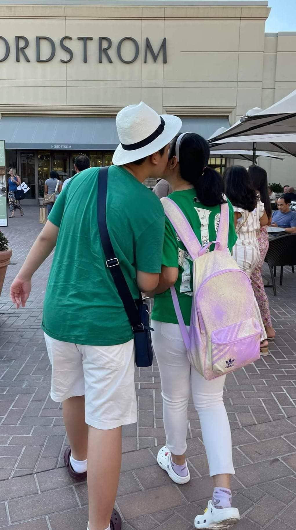 Con trai của "Nữ hoàng phim bi" đã cao hơn mẹ (Ảnh: FBNV) Con trai của "Nữ hoàng phim bi" đã cao hơn mẹ (Ảnh: FBNV)