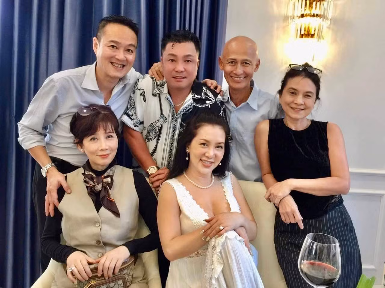 Cuộc hội ngộ của Lý Hùng, Diễm Hương, Mộng Vân, Ngọc Hiệp, Võ Thế Vỹ, Thế Phương (Ảnh: Lý Hùng cung cấp) Cuộc hội ngộ của Lý Hùng, Diễm Hương, Mộng Vân, Ngọc Hiệp, Võ Thế Vỹ, Thế Phương (Ảnh: Lý Hùng cung cấp)