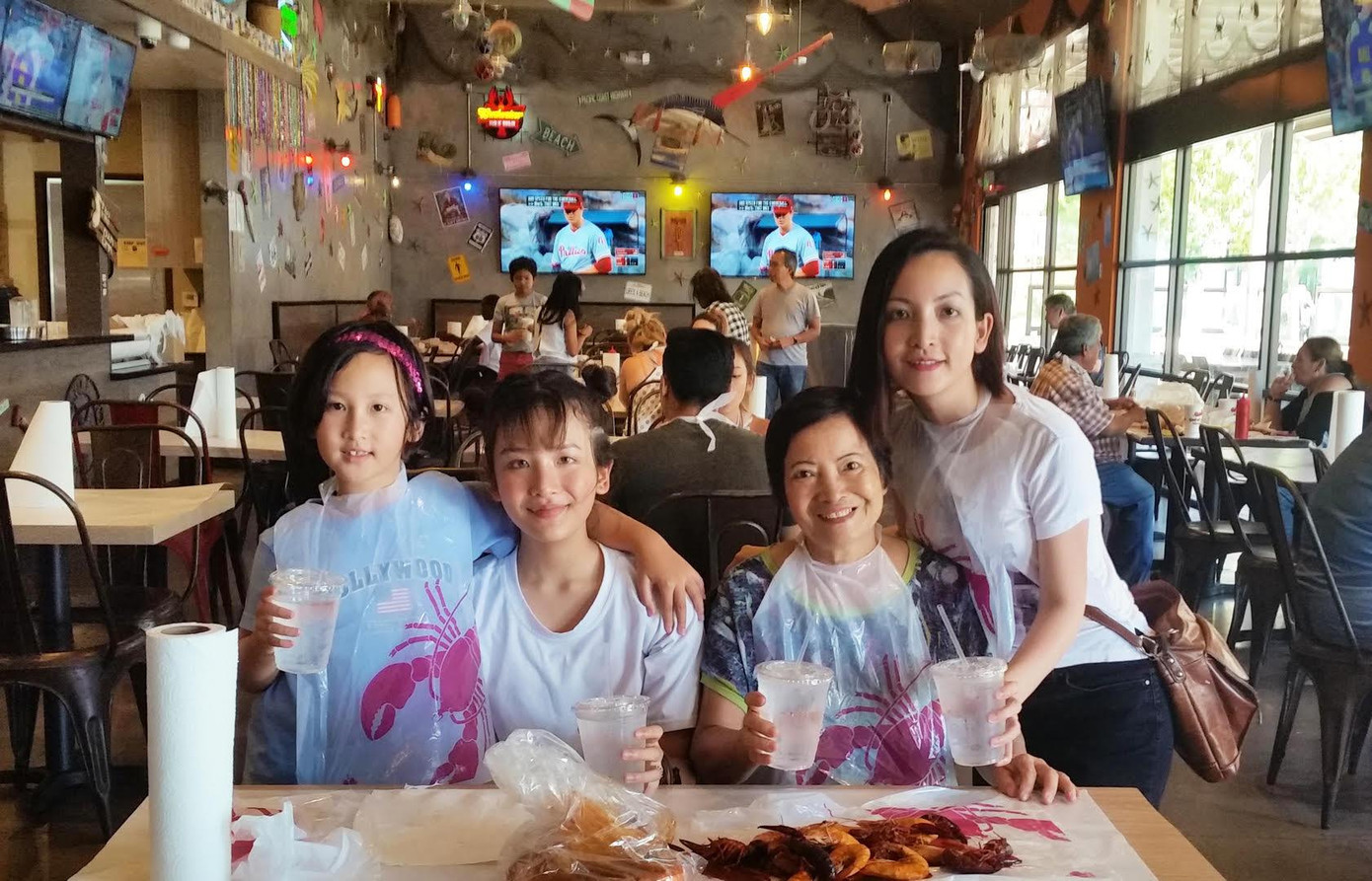 Linh Nga bên mẹ và hai con, vài năm trước, tại Mỹ (Ảnh: NVCC)