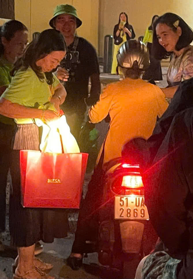 Khán giả ngạc nhiên và ngưỡng mộ khi gặp NSƯT Phi Điểu chạy xe máy đến mini show Hồ Văn Cường. Ảnh: Fan của ca sĩ Hồ Văn Cường cung cấp.