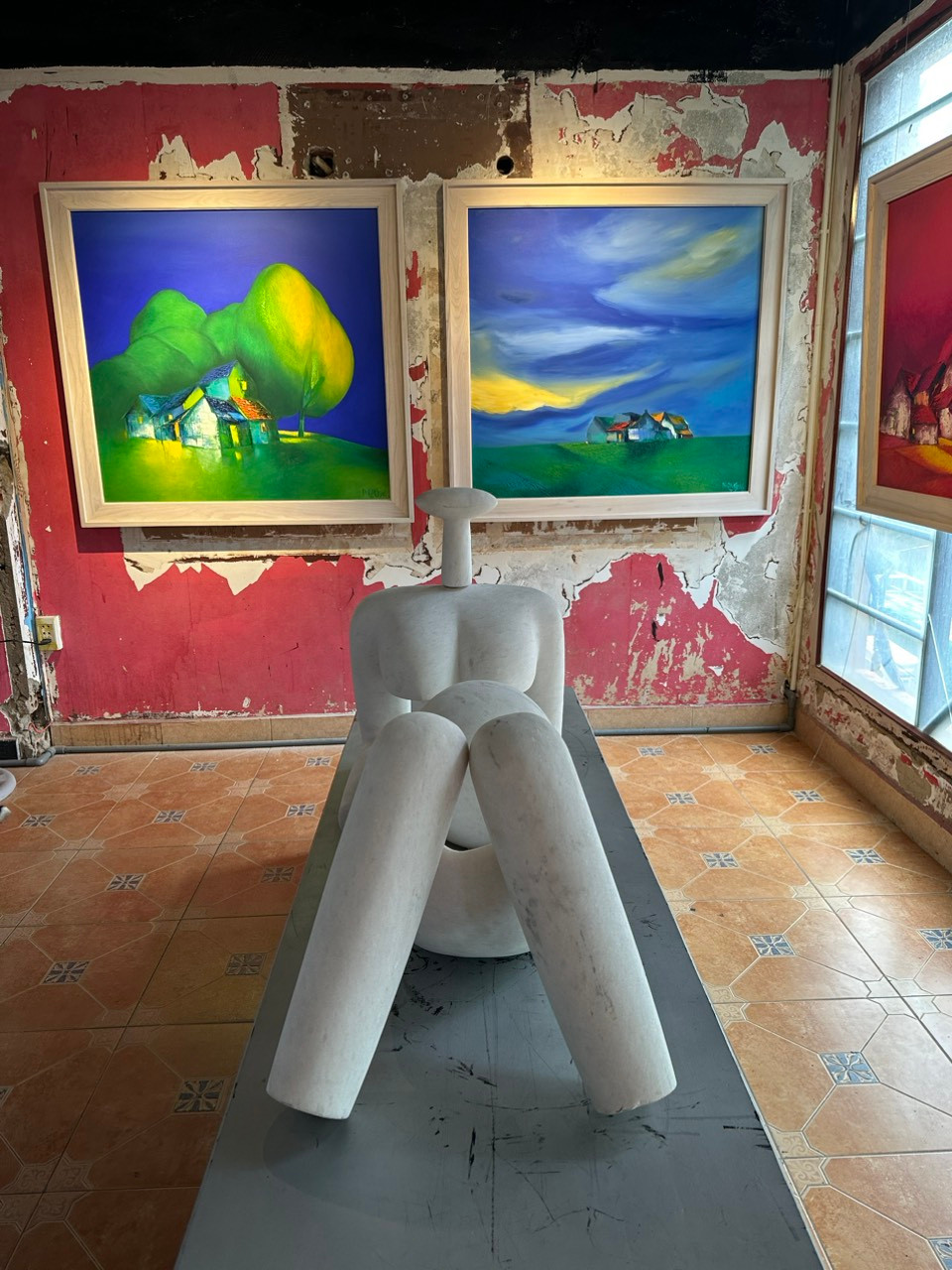 Góc khác của triển lãm Thu Phong. Tranh Đào Hải Phong, tượng Lê Công Thành, có điểm chung, đều lấy lòng phái đẹp.