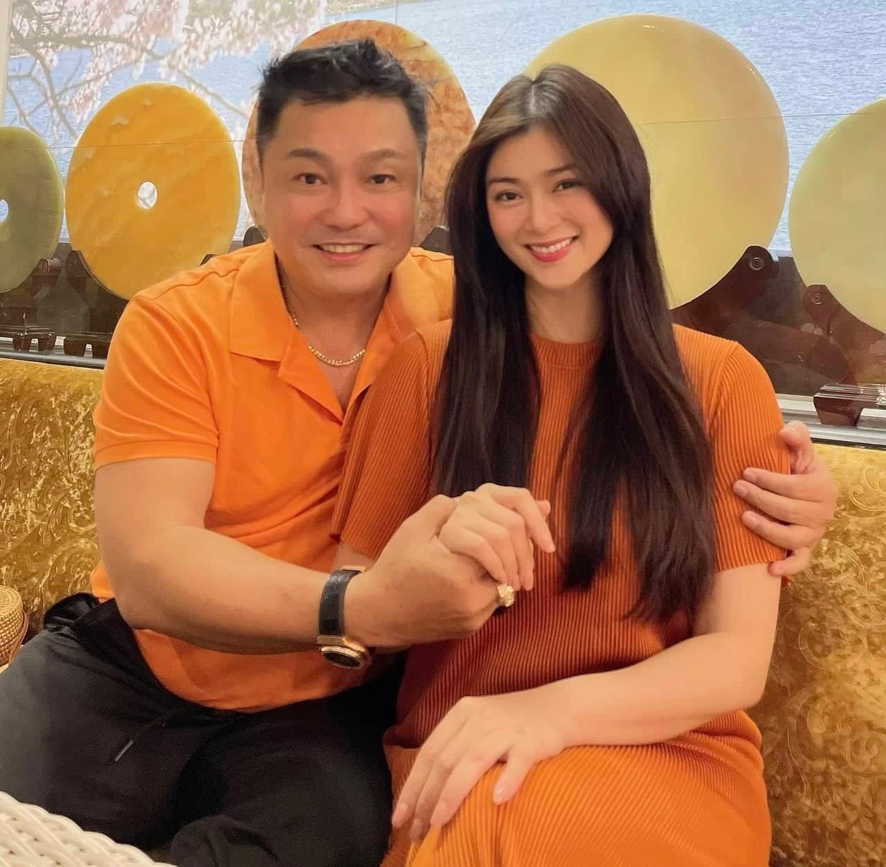 Vô tình màu áo của Lý Hùng lại tiệp với màu váy của Thanh Trúc (Ảnh: Lý Hùng cung cấp)