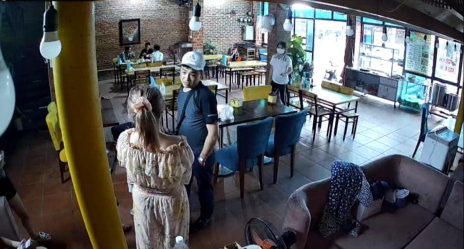 Chồng cũ to tiếng với Hoàng Yến trong quán (Ảnh chụp từ video ở nhà hàng) Chồng cũ to tiếng với Hoàng Yến trong quán (Ảnh chụp từ video ở nhà hàng)