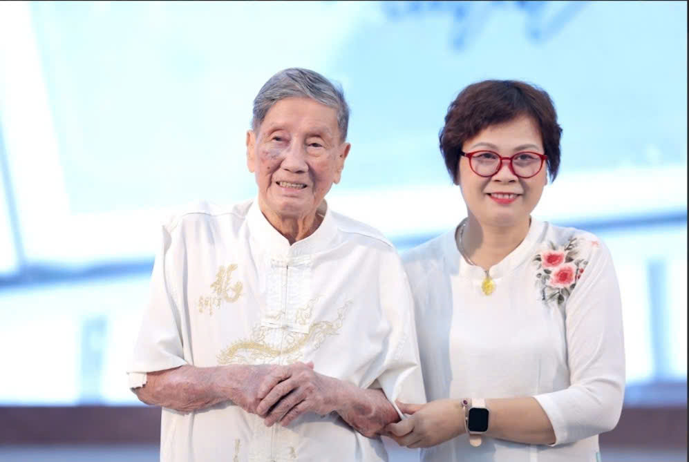 Nhạc sĩ Phạm Tuyên và con gái, nhà báo Phạm Hồng Tuyến tại lễ trao giải.