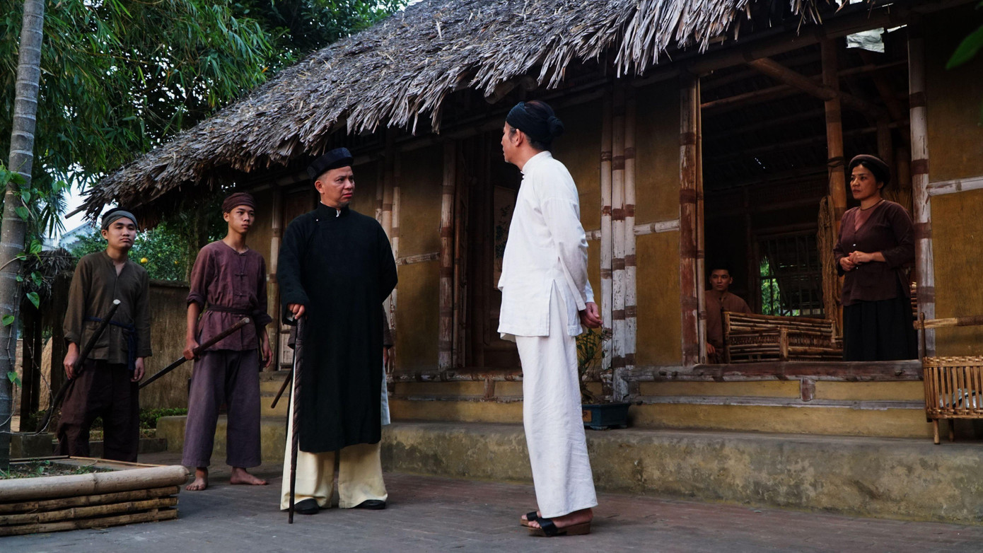 NSƯT Vũ Đình Thân (áo trắng) trong vai Ông Đồ Quán, phim "Bình minh phía trước" (Ảnh: NSX cung cấp)