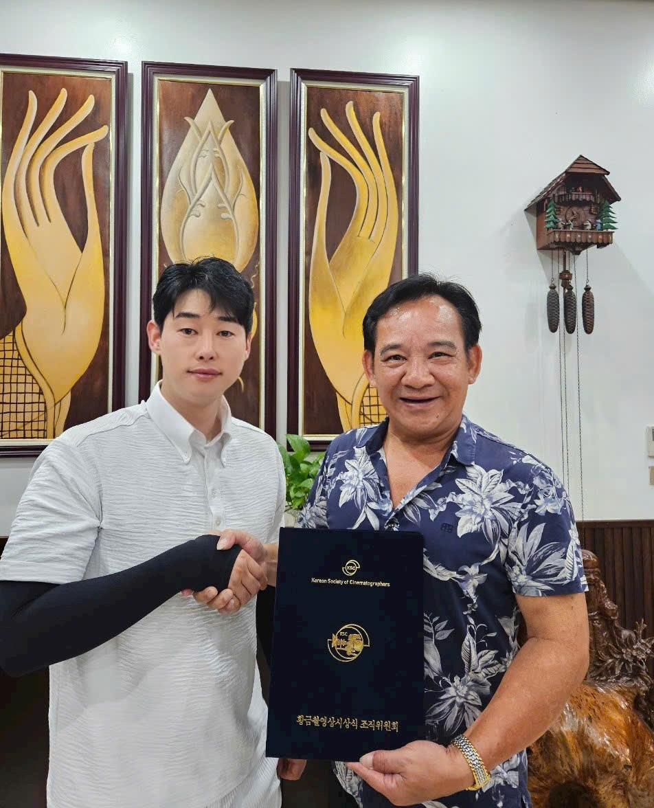 Vai diễn trong phim Chạm vào hạnh phúc đã giúp NSƯT Nguyễn Tiến Quang có thêm giải thưởng trong sự nghiệp diễn xuất.